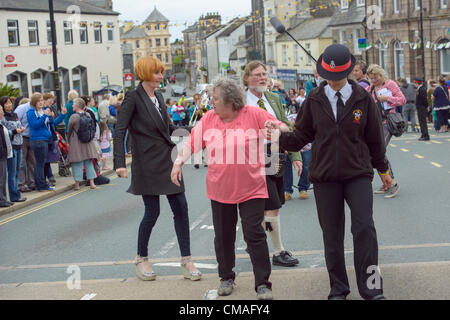 Liskeard, Cornwall, UK. 4. Juli 2012. Mary Portas tanzt die floralen Tänze mit Stadtrat Roger Holmes in Liskeard, Cornwall. Liskeard gewann £100.000 Regierung Geld ausprobieren will Ms Portas Einkaufsstraßen des Landes zu verjüngen. Bild von Sean Hernon/Alamy Live-Nachrichten Stockfoto