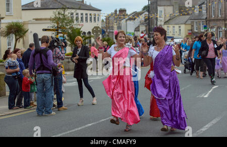 Liskeard, Cornwall, UK. 4. Juli 2012. Mary Portas tanzt die floralen Tänze mit Stadtrat Roger Holmes in Liskeard, Cornwall. Liskeard gewann £100.000 Regierung Geld ausprobieren will Ms Portas Einkaufsstraßen des Landes zu verjüngen. Bild von Sean Hernon/Alamy Live-Nachrichten Stockfoto