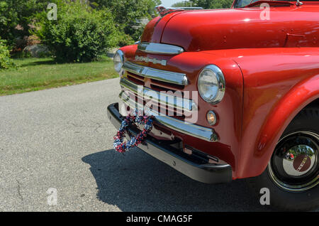 Niantic, Connecticut, 4. Juli 2012 - Bewohner American Independence Day feiern die 4. Fourth Of July mit der 40. jährliche Black Point Beach Club Parade. Viele klassische rote LKW wie dieser klassischen Dodge mit amerikanischen Flaggen geschmückt waren Beweise während der Parade. Stockfoto