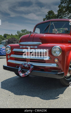 Niantic, Connecticut, 4. Juli 2012 - Bewohner American Independence Day feiern die 4. Fourth Of July mit der 40. jährliche Black Point Beach Club Parade. Viele klassische rote LKW wie dieser klassischen Dodge mit amerikanischen Flaggen geschmückt waren Beweise während der Parade. Stockfoto