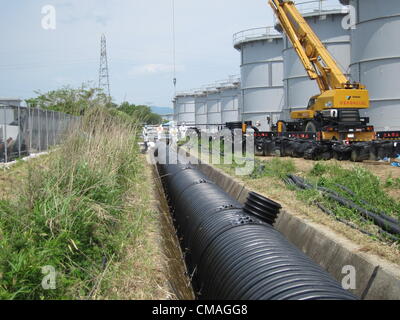 5. Juli 2012 - Fukushima, Japan - In diesem Handout Bild aufgenommen am 18. Juni 2012 veröffentlicht von Tokyo Electric Power Company, ist eine PE-Rohr-Installation im Fukushima Daiichi Kernkraftwerk in Fukushima, Japan gesehen. (Kredit-Bild: © Tepco/Jana Press/ZUMAPRESS.com) Stockfoto