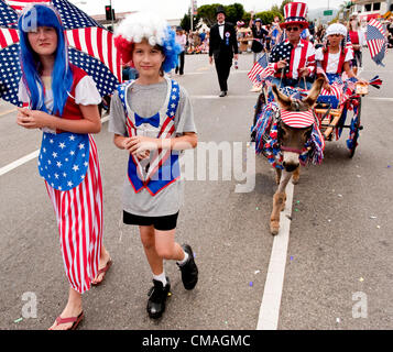 4. Juli 2012 März - Pacific Palisades, CA, USA - Teilnehmer in der jährlichen Pacific Palisades Amerikanismus Parade.  Heimat für viele bekannte Namen aus Film und Fernsehen, die wohlhabenden Vorort von Pacific Palisades unterhält eine Kleinstadt-Atmosphäre am Stadtrand von Megalopolis, die Los Angeles ist. Stockfoto