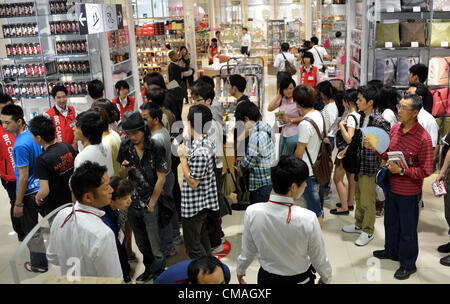 5. Juli 2012, Tokyo, Japan - warten Shopper in der Schlange für die feierliche Eröffnung des Bic Kameras größten Store in Tokyos Shinjuku Bereich auf Donnerstag, 5. Juli 2012. Das neue Outlet von Japans führende elektrische Haushaltsgerät Rabatt ist seine dritte im Bereich Shinjuku und verfügt über die größte Verkaufsfläche unter allen Bic Camera-Geschäften. (Foto von Natsuki Sakai/AFLO) AYF - mis- Stockfoto