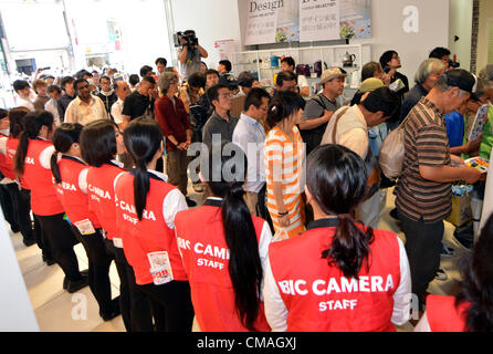 5. Juli 2012, Tokyo, Japan - warten Shopper in der Schlange für die feierliche Eröffnung des Bic Kameras größten Store in Tokyos Shinjuku Bereich auf Donnerstag, 5. Juli 2012. Das neue Outlet von Japans führende elektrische Haushaltsgerät Rabatt ist seine dritte im Bereich Shinjuku und verfügt über die größte Verkaufsfläche unter allen Bic Camera-Geschäften. (Foto von Natsuki Sakai/AFLO) AYF - mis- Stockfoto