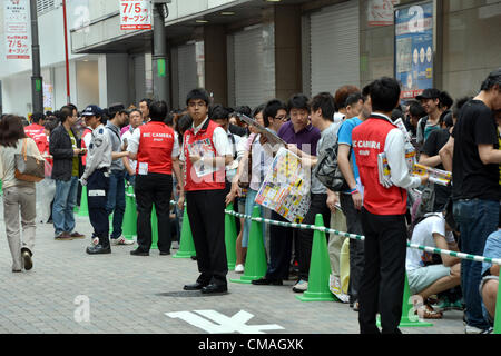 5. Juli 2012, Tokyo, Japan - warten Shopper in der Schlange für die feierliche Eröffnung des Bic Kameras größten Store in Tokyos Shinjuku Bereich auf Donnerstag, 5. Juli 2012. Das neue Outlet von Japans führende elektrische Haushaltsgerät Rabatt ist seine dritte im Bereich Shinjuku und verfügt über die größte Verkaufsfläche unter allen Bic Camera-Geschäften. (Foto von Natsuki Sakai/AFLO) AYF - mis- Stockfoto