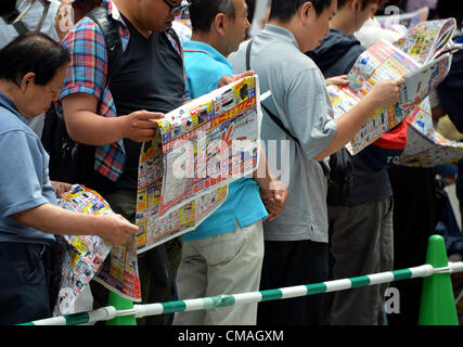 5. Juli 2012, Tokyo, Japan - warten Shopper in der Schlange für die feierliche Eröffnung des Bic Kameras größten Store in Tokyos Shinjuku Bereich auf Donnerstag, 5. Juli 2012. Das neue Outlet von Japans führende elektrische Haushaltsgerät Rabatt ist seine dritte im Bereich Shinjuku und verfügt über die größte Verkaufsfläche unter allen Bic Camera-Geschäften. (Foto von Natsuki Sakai/AFLO) AYF - mis- Stockfoto