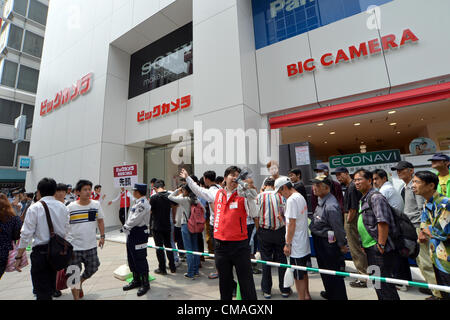 5. Juli 2012, Tokyo, Japan - warten Shopper in der Schlange für die feierliche Eröffnung des Bic Kameras größten Store in Tokyos Shinjuku Bereich auf Donnerstag, 5. Juli 2012. Das neue Outlet von Japans führende elektrische Haushaltsgerät Rabatt ist seine dritte im Bereich Shinjuku und verfügt über die größte Verkaufsfläche unter allen Bic Camera-Geschäften. (Foto von Natsuki Sakai/AFLO) AYF - mis- Stockfoto