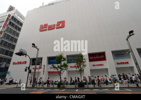 5. Juli 2012, Tokyo, Japan - warten Shopper in der Schlange für die feierliche Eröffnung des Bic Kameras größten Store in Tokyos Shinjuku Bereich auf Donnerstag, 5. Juli 2012. Das neue Outlet von Japans führende elektrische Haushaltsgerät Rabatt ist seine dritte im Bereich Shinjuku und verfügt über die größte Verkaufsfläche unter allen Bic Camera-Geschäften. (Foto von Natsuki Sakai/AFLO) AYF - mis- Stockfoto