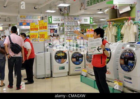 5. Juni 2012, Tokyo, Japan - durchsuchen Shopper die geräumigen Etage des Bic Kameras größter Store in Tokyos Shinjuku Distrikt am Donnerstag, 5. Juli 2012 eröffnet. Das neue Outlet von Japans führende elektrische Haushaltsgerät Rabatt ist seine dritte im Bereich Shinjuku und verfügt über die größte Verkaufsfläche unter allen Bic Camera-Geschäften. (Foto von Natsuki Sakai/AFLO) AYF - mis- Stockfoto