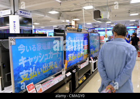 5. Juni 2012, Tokyo, Japan - durchsuchen Shopper die geräumigen Etage des Bic Kameras größter Store in Tokyos Shinjuku Distrikt am Donnerstag, 5. Juli 2012 eröffnet. Das neue Outlet von Japans führende elektrische Haushaltsgerät Rabatt ist seine dritte im Bereich Shinjuku und verfügt über die größte Verkaufsfläche unter allen Bic Camera-Geschäften. (Foto von Natsuki Sakai/AFLO) AYF - mis- Stockfoto