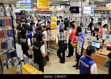 5. Juni 2012, Tokyo, Japan - durchsuchen Shopper die geräumigen Etage des Bic Kameras größter Store in Tokyos Shinjuku Distrikt am Donnerstag, 5. Juli 2012 eröffnet. Das neue Outlet von Japans führende elektrische Haushaltsgerät Rabatt ist seine dritte im Bereich Shinjuku und verfügt über die größte Verkaufsfläche unter allen Bic Camera-Geschäften. (Foto von Natsuki Sakai/AFLO) AYF - mis- Stockfoto