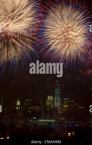 Die jährlichen Macy Feuerwerk Fourth Of July Lichter am Himmel über den Hudson River am 4. Juli 2012. Stockfoto