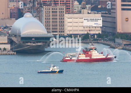 FDNY Fire Boot Marine 1 "Drei vierzig drei" setzt auf ein Wasser zeigen auf dem Hudson River vor der Intrepid Sea, Air and Space Museum, neue Heimat des Space Shuttle Enterprise, vor der jährlichen Macy Fourth Of July Feuerwerk am Mittwoch, 4. Juli 2012. Stockfoto