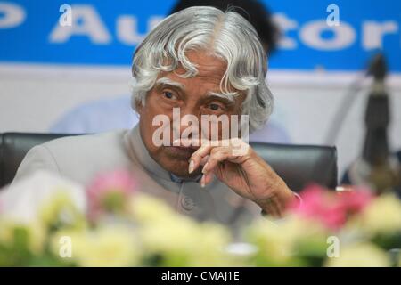 5. Juli 2012 - Dhaka, Bangladesch - 5. Juli 2012 Dhaka. Bangladesch - der ehemalige indische Präsident APJ ABDUL KALAM am Donnerstag hielt einen Vortrag seine Ideen der umfassenden Entwicklung des ländlichen Raums, die zeitgleich mit der 33. Gründungs-Jahr-Feier der Dhaka ansässige Zentrum zur integrierten ländlichen Entwicklung für Asien und den Pazifik (Cirdap). Er ist bei einem zweitägigen Besuch in Bangladesch, 33. Stiftung-Tage-Feier des Cirdap zu besuchen. Â © Monirul Alam (Kredit-Bild: © Monirul Alam/ZUMAPRESS.com) Stockfoto