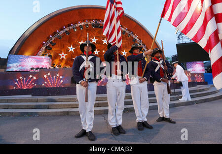 Eine Color Guard 1812 Uniformen steht stramm für die Nationalhymne während der jährlichen Independence Day Boston Pops Orchestra-Konzert im Hatch Shell in Boston, Massachusetts, Mittwoch, 4. Juli 2012. Stockfoto