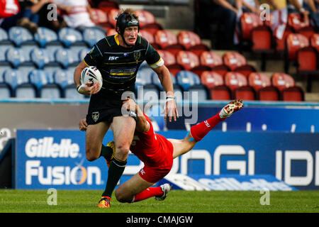 04.07.2012 Huddersfield, England. Exilanten Debütant Steve MENZIES (Katalanisch Drachen) von England Kapitän Jon WILKIN (St Helens) während der internationalen Herkunft Match 2 im Galpharm Stadium in Angriff genommen wird.  Endstand: 20-32 England Verbannten. Stockfoto