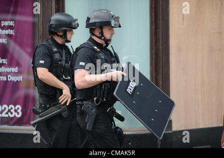 Donnerstag, 5. Juli 2012 wurden zu einer Belagerung in einem Haus in Portland Street, Aberystwyth Wales UK Polizei genannt. Das Zentrum der Stadt wurde abgeriegelt, mit Autos und Fußgänger bewegen gehindert.  Um 16.45 war ein Mann in seinen 40ern durch Offiziere aus dem Haus geführt und zum Verhör mitgenommen. Stockfoto