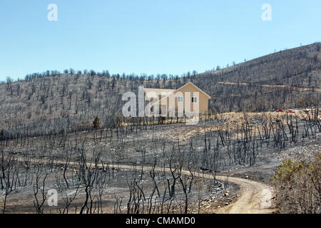 Wildfire und Wald Feuer zerstört 50.000 Hektar Berg- und Kabine Wohngebiete in zentrale Utah. Hohle Holz Feuer. Dutzende von Häusern zerstört und mindestens ein toter. Begonnen von fehlerhaften elektrischen Strommast. Staatliche Unterstützung, FEMA, reagiert, um das Feuer zu kontrollieren. Stockfoto