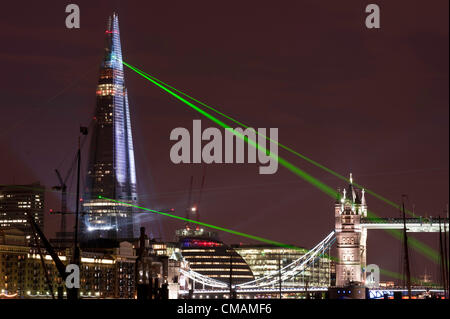 London, UK 5. Juli 2012: Renzo Piano The Shard während der ersten Laser-Licht-Show. Europas höchste Gebäude Feuer Licht strahlt vom Gipfel bis 15 weitere Sehenswürdigkeiten in der ganzen Stadt. Stockfoto