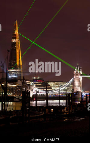 London, UK 5. Juli 2012: Renzo Piano The Shard während der ersten Laser-Licht-Show. Europas höchste Gebäude Feuer Licht strahlt vom Gipfel bis 15 weitere Sehenswürdigkeiten in der ganzen Stadt. Stockfoto