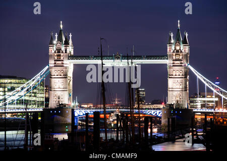 London, UK 5. Juli 2012: Renzo Piano The Shard während der ersten Laser-Licht-Show. Europas höchste Gebäude Feuer Licht strahlt vom Gipfel bis 15 weitere Sehenswürdigkeiten in der ganzen Stadt. Stockfoto