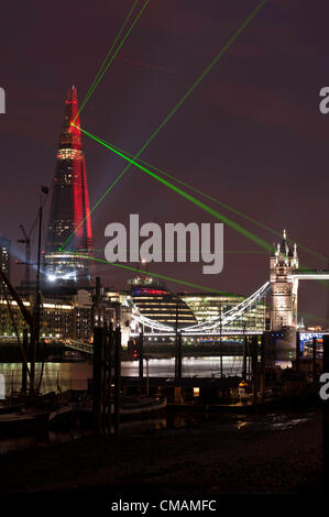 London, UK 5. Juli 2012: Renzo Piano The Shard während der ersten Laser-Licht-Show. Europas höchste Gebäude Feuer Licht strahlt vom Gipfel bis 15 weitere Sehenswürdigkeiten in der ganzen Stadt. Stockfoto