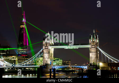 London, UK. Donnerstag Abend 5. Juli 2012. Europas höchste Gebäude des Shards ist offiziell eröffnet. Eine Leuchtanzeige leuchtet das 309,6 Meter hohe Gebäude. Stockfoto