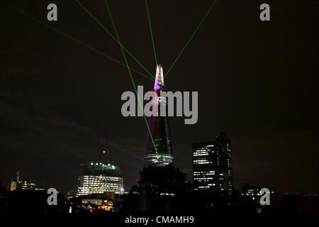 Freitag, 6. Juli 2012.  Der Shard London.  Die Scherbe, West-Europa höchste Gebäude setzen auf ein Licht und Lasershow markieren das Ende des Baus das äußere.  Das Gebäude des italienischen Architekten Renzo Piano entworfen und im Besitz des Staates Katar und der Sellar Eigenschaft Gruppe werden beherbergt Büros, Luxuswohnungen, ein Hotel, Restaurants und eine Galerie.  Der Innenraum wird voraussichtlich 2013 abgeschlossen sein. Stockfoto