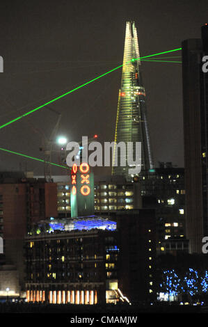 London, UK. 5. Juli 2012. Die Scherbe, das höchste Gebäude in Europa ist mit einer spektakulären Lasershow offiziell eröffnet, das Gebäude wurde vom italienischen Architekten Renzo Piano entworfen. Stockfoto