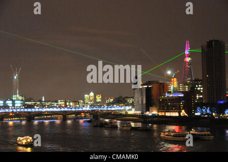 London, UK. 5. Juli 2012. Die Scherbe, das höchste Gebäude in Europa ist mit einer spektakulären Lasershow offiziell eröffnet, das Gebäude wurde vom italienischen Architekten Renzo Piano entworfen. Stockfoto