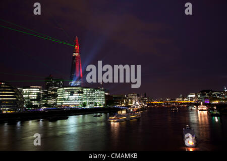 London, England, Vereinigtes Königreich. Donnerstag, 5. Juli 2012. Einweihung-Laser-Licht-Show anlässlich die Fertigstellung des externen arbeitet an The Shard. Beleuchtet durch eine Auswahl von 12 Lasern und 30 Suchscheinwerfer strahlte über die Skyline, um weitere Sehenswürdigkeiten zu erreichen. Hotel liegt an der Themse in Southwark, wird die Wolkenkratzer voll beleuchtet werden. London, England, Vereinigtes Königreich. Stockfoto