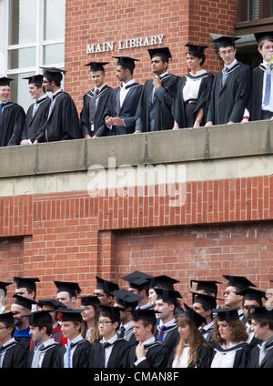 Birmingham-Uk. Freitag, 6. Juli 2012. Studenten an der Universität von Birmingham, England nach ihrer Abschlussfeier. Stockfoto