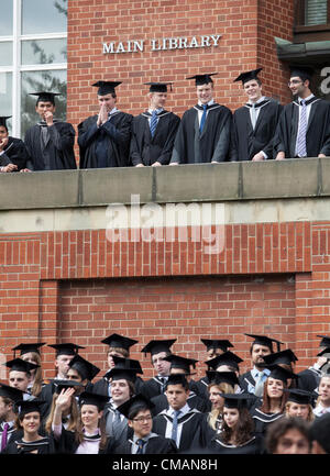 Birmingham-Uk. Freitag, 6. Juli 2012. Studenten an der Universität von Birmingham, England nach ihrer Abschlussfeier. Stockfoto