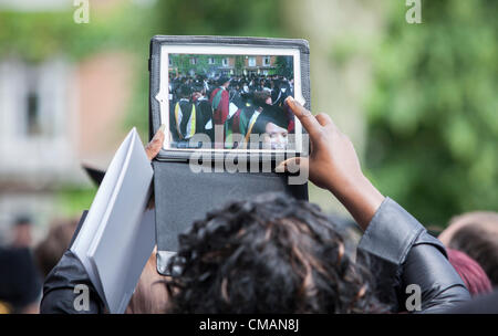 Birmingham-Uk. Freitag, 6. Juli 2012. Ein stolzer Vater an einer Universität Abschlussfeier verwendet eine iPad, den Moment einzufangen Stockfoto