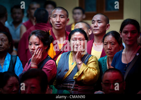 6. Juli 2012 - Kathmandu, Kathmandu, Nepal - tibetische Flüchtlinge versammeln um Dalai Lama Geburtstag auf dem Gelände Chugsamon Tempel zu feiern. Exil-Tibeter in Nepal wurden verboten, aus der Beobachtung seiner Heiligkeit Geburtstag; paar hundert Tibetern gesammelt im Chugsamon-Tempel in Kathmandu, Geburtstag Feier organisiert von Exil-Tibetern trotz schweren Sicherheitskräfte versendet zu beobachten. Nepal Regierung befürchtet, die dass tibetische Zeremonien und Gedenktage zu Anti-chinesischen Proteste führen können. Stockfoto