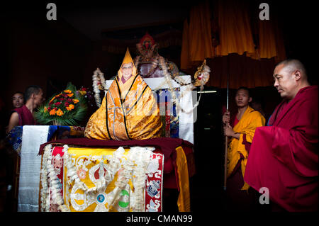 6. Juli 2012 - Kathmandu, wird Kathmandu, Nepal - Porträt seiner Heiligkeit Dalai Lama anlässlich des 77. Geburtstag seiner Heiligkeit Dalai Lama auf dem Gelände Chugsamon Tempel der gesammelten Menge angezeigt. Exil-Tibeter in Nepal wurden verboten, aus der Beobachtung seiner Heiligkeit Geburtstag; paar hundert Tibetern gesammelt im Chugsamon-Tempel in Kathmandu, Geburtstag Feier organisiert von Exil-Tibetern trotz schweren Sicherheitskräfte versendet zu beobachten. Nepal Regierung befürchtet, die dass tibetische Zeremonien und Gedenktage zu Anti-chinesischen Proteste führen können. Stockfoto