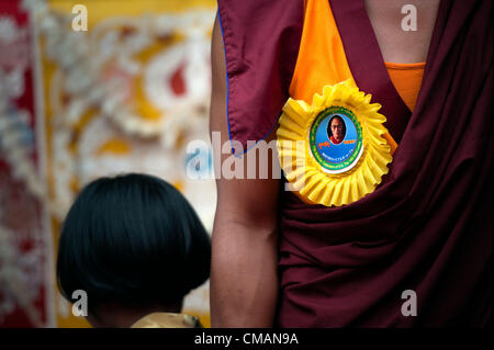 6. Juli 2012 - Kathmandu, Kathmandu, Nepal - A buddhistischen Mönch waren Gast Abzeichen mit Dalai Lama Portrait während 77. Geburtstag seiner Heiligkeit Dalai Lama. Exil-Tibeter in Nepal wurden verboten, aus der Beobachtung seiner Heiligkeit Geburtstag; paar hundert Tibetern gesammelt im Chugsamon-Tempel in Kathmandu, Geburtstag Feier organisiert von Exil-Tibetern trotz schweren Sicherheitskräfte versendet zu beobachten. Nepal Regierung befürchtet, die dass tibetische Zeremonien und Gedenktage zu Anti-chinesischen Proteste führen können. Stockfoto
