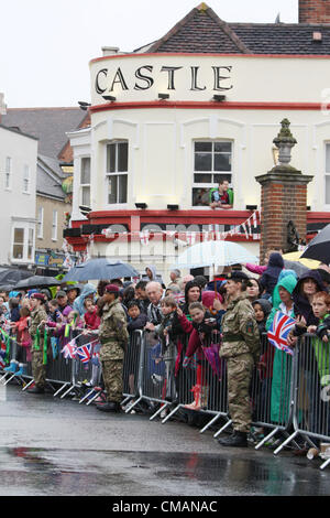 Menschen von Colchester auf den Regen warten auf die Olympische Fackelträger im Cowdray Halbmond, in der Nähe der Burg in Colchester, Essex, UK, auf Freitag, 6. Juli 2012 am frühen Morgen um 08:15. 49. Tag des Olympischen Fackellaufs (Ipswich nach Chelmsford). Stockfoto