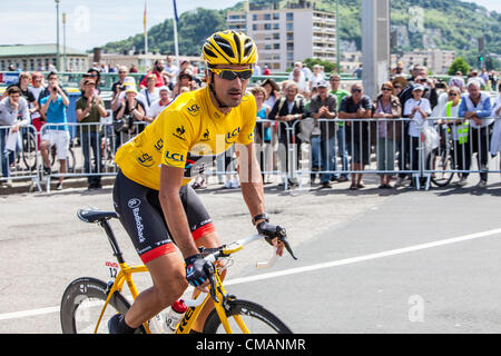 Der Schweizer Radrennfahrer Fabian Cancellara vom Team Radioshak-Nissan, trug die gelbe Trikot-Fahrt an der Startlinie in Rouen, Normandie, Frankreich, in der Phase 5 (Rouen-Saint-Quentin) der Tour de France am 5. Juli 2012. Stockfoto