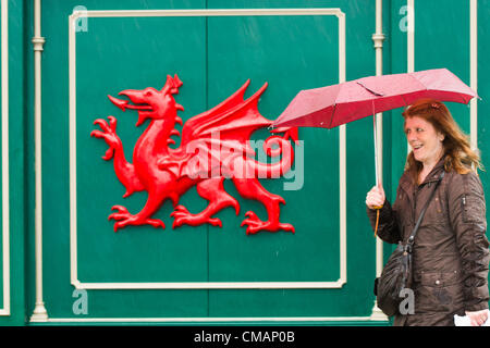 Aberystwyth, Wales, UK. Freitag, 6. Juli 2012 schützen Menschen in Aberystwyth vor dem Schlagregen. Die Environment Agency hat Amber Alerts Warnung vor der Gefahr von Überschwemmungen auf Flüssen in Wales, und einen Monat im Wert von Regen wird vorausgesagt, um in Teilen des Vereinigten Königreichs an nur einem Tag fallen.  Foto © Keith Morris Stockfoto