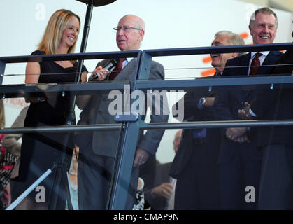 Eröffnung des National Football Museum in Manchester, England, UK. Sir Bobby Charlton macht einen Zettel in seiner Rede und Sir Trevor Brooking und Sir Geoff Hurst sind sehr amüsiert auf der rechten Seite Stockfoto