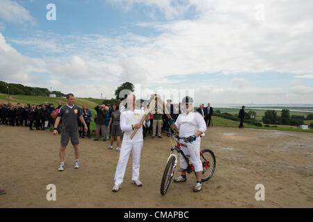 6. Juli 2012, Hadleigh Farm, Essex, England. Die Olympische Fackel durchläuft der Olympischen Mountainbike Ort wo Dan Jarvis (L) die Fackel um einen Abschnitt des Rennens nimmt route vor der Übergabe an Läufer Kim Axford (nicht abgebildet) und ab in Richtung Basildon und Grautöne. Das Wetter wurde zu trocken und sonnig, wie die Fackel am Veranstaltungsort angekommen. Stockfoto