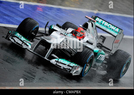 06.07.2012 Towcester, England. Michael Schumacher und Mercedes AMG Petronas F1 Team kommt der Boxengasse während freie Praxis 1 am Freitag von der Santander British Grand Prix, Runde 9 der 2012 FIA Formel 1 Weltmeisterschaft in Silverstone. Stockfoto