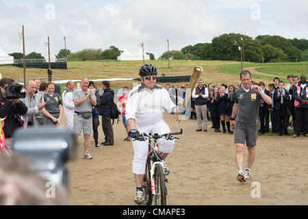6. Juli 2012, Hadleigh Farm, Essex. Die Olympische Fackel durchläuft der Olympischen Mountainbike Ort wo Dan Jarvis die Fackel um einen Abschnitt des Rennens nimmt vor Übergabe an Läufer Kim Axford route und ab in Richtung Basildon und Grautöne. Das Wetter wurde zu trocken und sonnig, wie die Fackel an der Abendkasse gegen den neuesten Wettertrend nass, nass, nass ankam. Stockfoto
