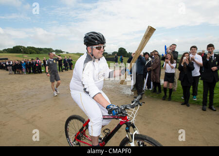 6. Juli 2012, Hadleigh Farm, Essex, England. Die Olympische Fackel durchläuft der Olympischen Mountainbike Ort wo Dan Jarvis die Fackel um einen Abschnitt des Rennens nimmt route vor der Übergabe an Läufer Kim Axford (nicht abgebildet) und ab in Richtung Basildon und Grautöne. Das Wetter wurde zu trocken und sonnig, wie die Fackel am Veranstaltungsort angekommen. Stockfoto