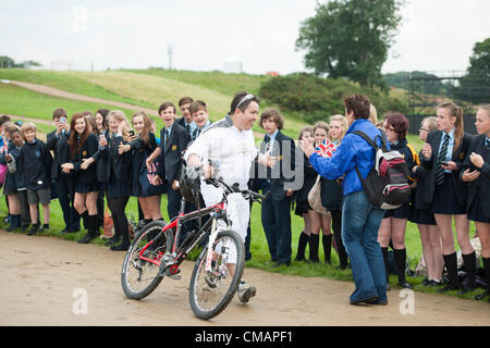 6. Juli 2012, Hadleigh Farm, Essex, England. Die Olympische Fackel durchläuft der Olympischen Mountainbike Ort wo Dan Jarvis die Fackel um einen Abschnitt des Rennens nimmt vor Übergabe an Läufer Kim Axford route und ab in Richtung Basildon und Grautöne. Das Wetter wurde zu trocken und sonnig, wie die Fackel am Veranstaltungsort angekommen. Stockfoto