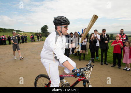 6. Juli 2012, Hadleigh Farm, Essex, England. Die Olympische Fackel durchläuft der Olympischen Mountainbike Ort wo Dan Jarvis die Fackel um einen Abschnitt des Rennens nimmt route vor der Übergabe an Läufer Kim Axford (nicht abgebildet) und ab in Richtung Basildon und Grautöne. Das Wetter wurde zu trocken und sonnig, wie die Fackel am Veranstaltungsort angekommen. Stockfoto