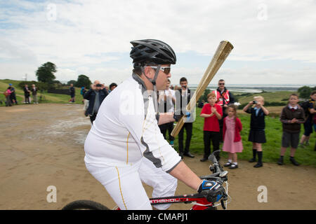 6. Juli 2012, Hadleigh Farm, Essex. Die Olympische Fackel durchläuft der Olympischen Mountainbike Ort wo Dan Jarvis die Fackel um einen Abschnitt des Rennens nimmt vor Übergabe an Läufer Kim Axford route und ab in Richtung Basildon und Grautöne. Das Wetter wurde zu trocken und sonnig, wie die Fackel an der Abendkasse gegen den neuesten Wettertrend nass, nass, nass ankam. Stockfoto