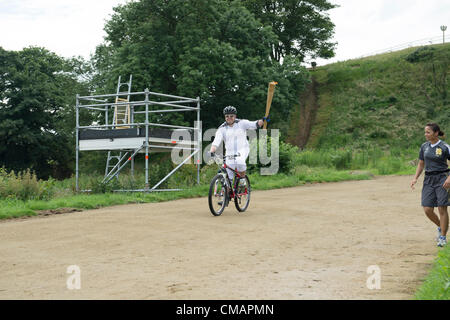 6. Juli 2012, Hadleigh Farm, Essex. Die Olympische Fackel durchläuft der Olympischen Mountainbike Ort wo Dan Jarvis die Fackel um einen Abschnitt des Rennens nimmt vor Übergabe an Läufer Kim Axford route und ab in Richtung Basildon und Grautöne. Das Wetter wurde zu trocken und sonnig, wie die Fackel an der Abendkasse gegen den neuesten Wettertrend nass, nass, nass ankam. Stockfoto
