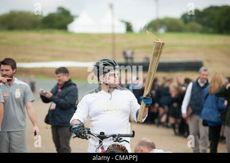 6. Juli 2012, Hadleigh Farm, Essex. Die Olympische Fackel durchläuft der Olympischen Mountainbike Ort wo Dan Jarvis die Fackel um einen Abschnitt des Rennens nimmt vor Übergabe an Läufer Kim Axford route und ab in Richtung Basildon und Grautöne. Das Wetter wurde zu trocken und sonnig, wie die Fackel an der Abendkasse gegen den neuesten Wettertrend nass, nass, nass ankam. Stockfoto